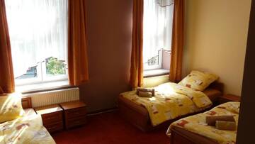 Фото номера Трехместный номер Отели типа «постель и завтрак» Hotelik Parkowy г. Легница 2