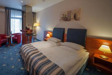 Фото номера Полулюкс Отель Hotel Gwarna г. Легница 2