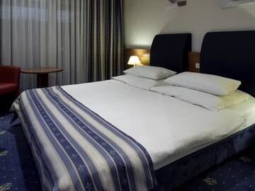 Фото номера Двухместный номер с 1 кроватью размера &quot;king-size&quot; Отель Hotel Gwarna г. Легница 2