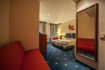 Фото номера Трехместный номер Отель Hotel Gwarna г. Легница 4