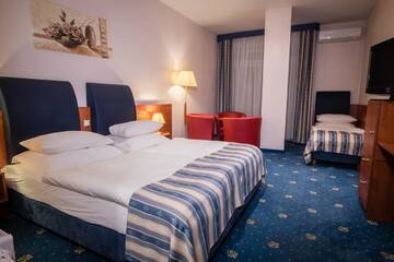 Фото номера Трехместный номер Отель Hotel Gwarna г. Легница 3