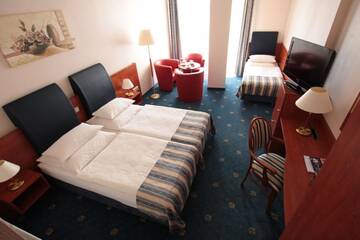 Фото номера Трехместный номер Отель Hotel Gwarna г. Легница 2