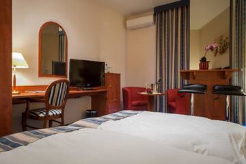 Фото номера Полулюкс Отель Hotel Gwarna г. Легница 6